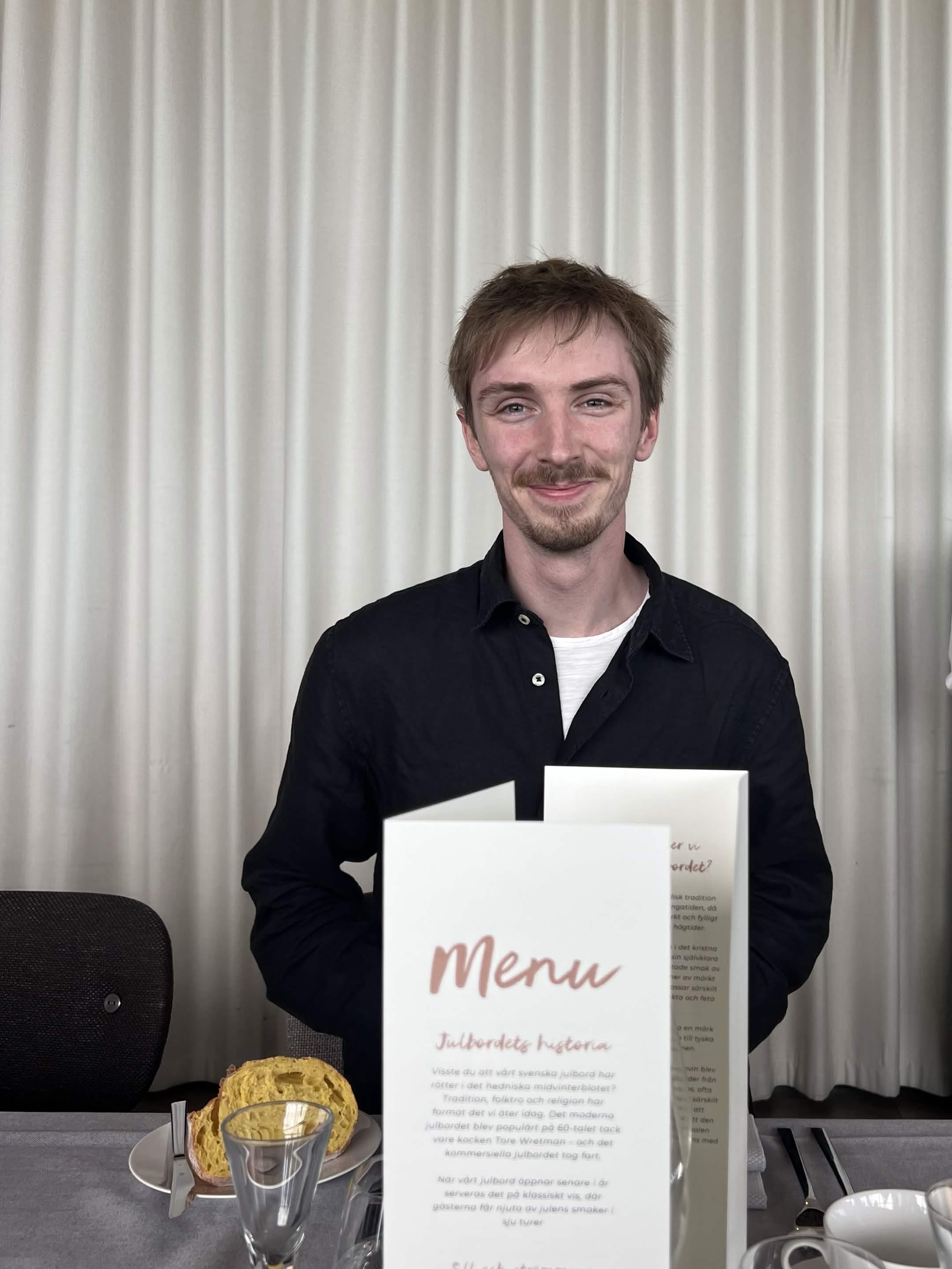 Samuel på trerätterslunch hos Gothia, där årets julbord presenterades