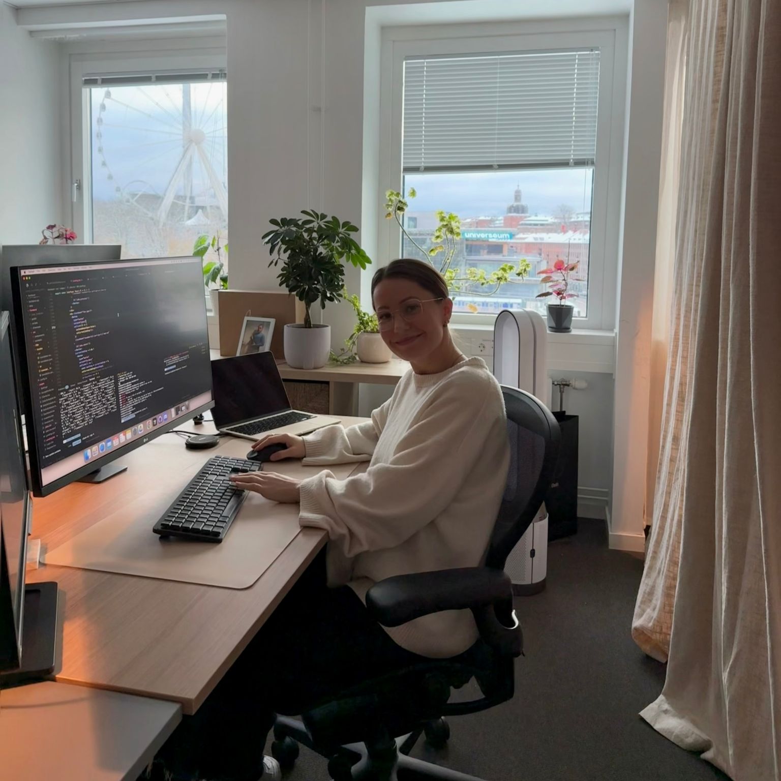 Hedda vid datorn, i färd med att lära sig kod
