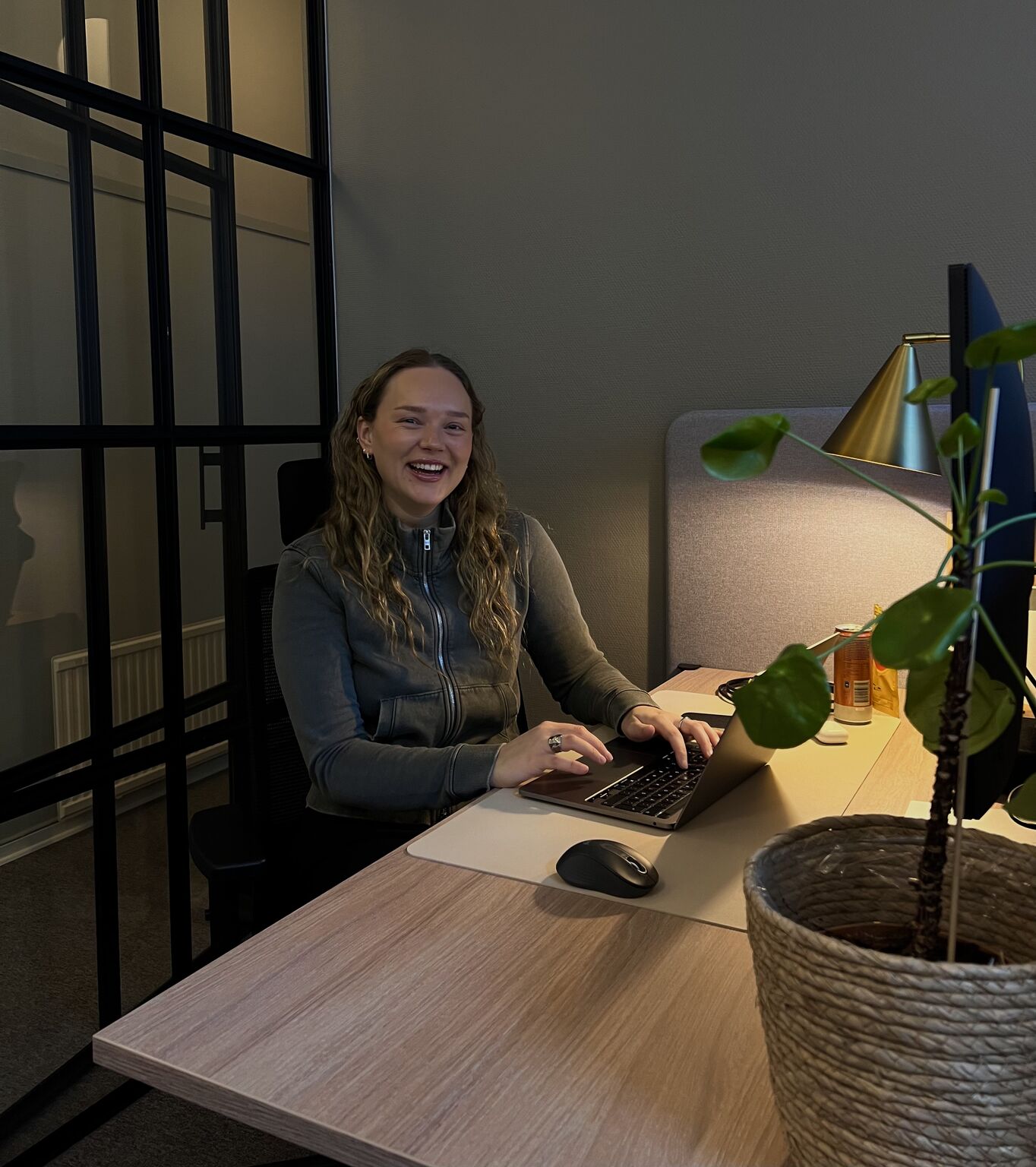 Sara på pluggstuga på kontoret